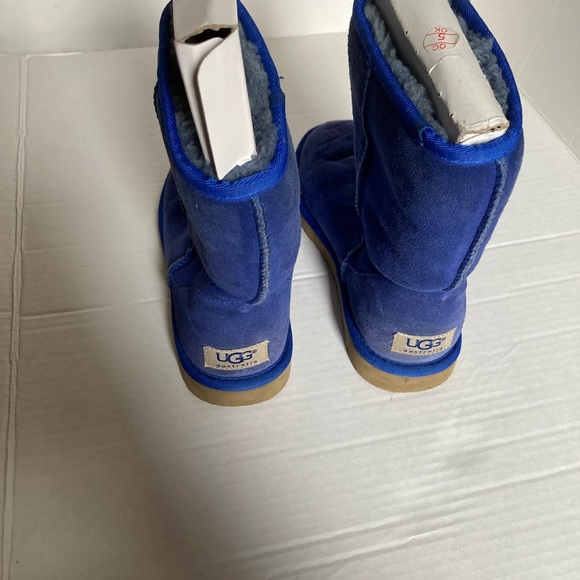 UGG - Australia Classic Short EUC - 5825 - Size W6 - Picture 3 of 6